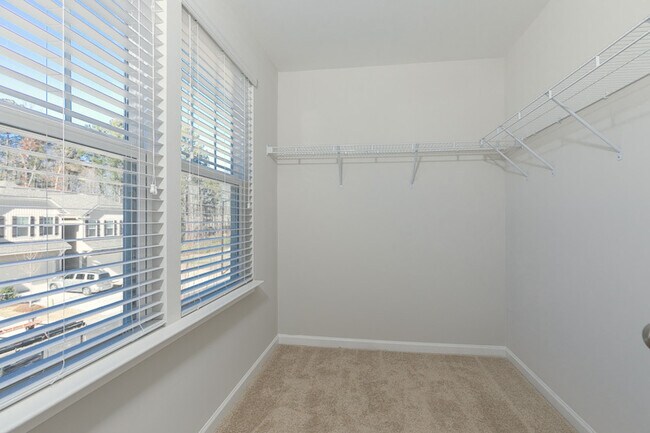 Building Photo - Gorgeous End-Unit Townhome with Spacious Layout!