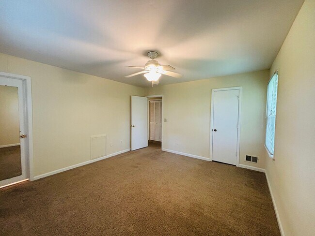 Building Photo - 4 Bedroom, 2.5 Bath Townhouse