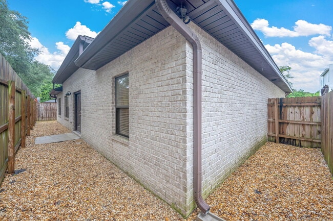 Building Photo - 518 Sibert Ave