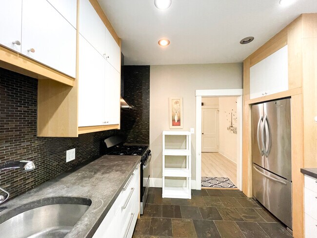 Building Photo - 1041 Mirror St