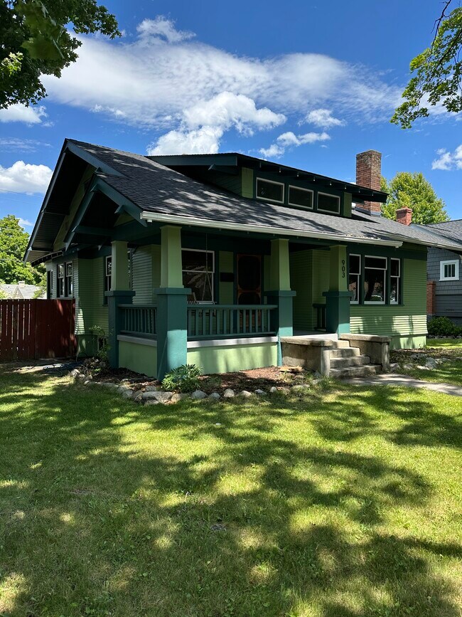 Building Photo - 903 E 32nd Ave