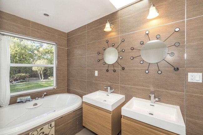 Building Photo - Elegant 3 Bed 2 Bath Home, Beautifully Remodeled in 2011