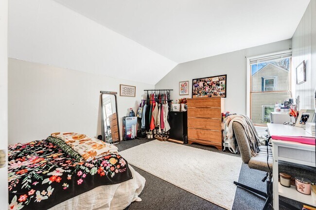 Building Photo - 135 Lorentz St