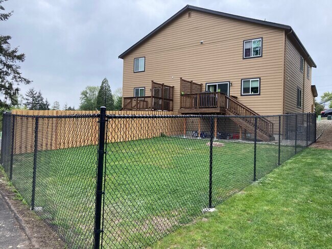 Building Photo - 197 Cloverdale Rd