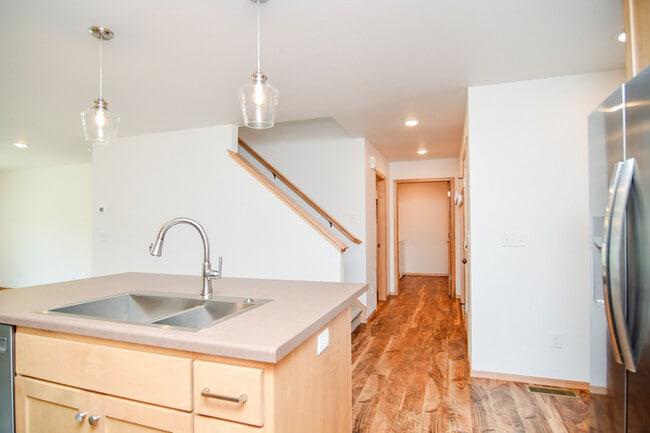 Building Photo - 2220 Blue Stem Ln