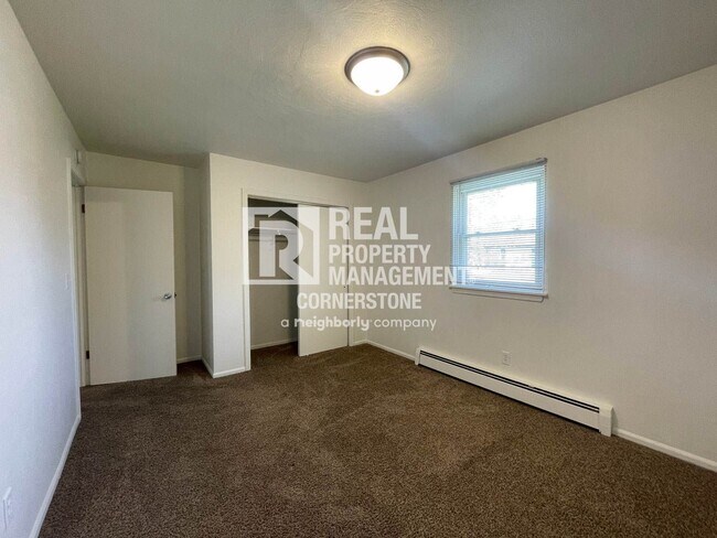 Building Photo - Bright 2-Bedroom with Private Deck & Heat ...