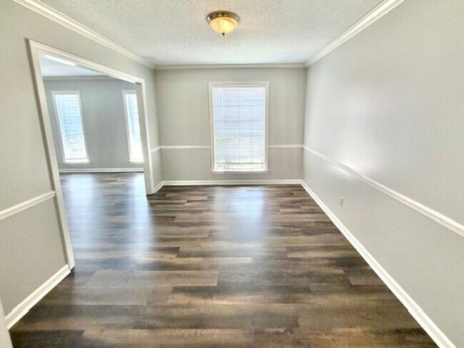 Building Photo - Fantastic 4 Bedroom 2 Bath Home with Office Space In Bartlett