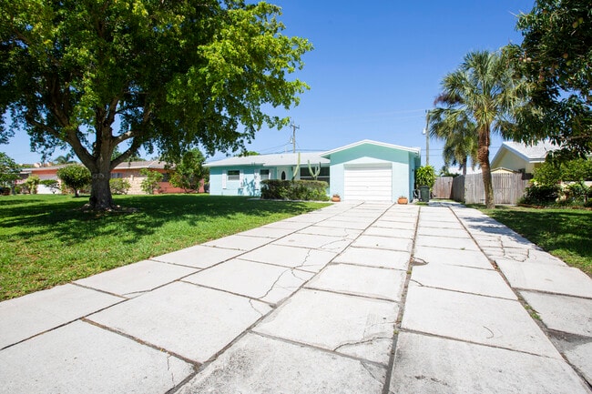 Building Photo - 709 Lindell Blvd
