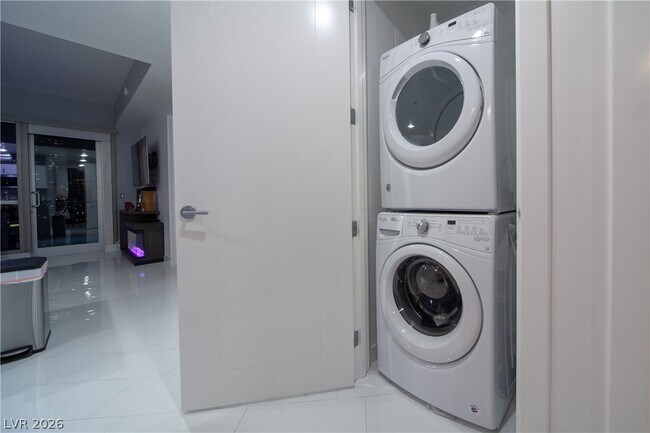 Building Photo - 4575 Dean Martin Dr