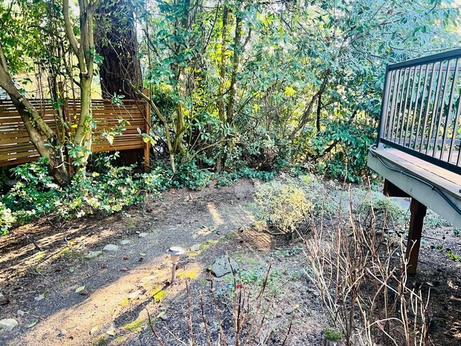 Building Photo - Amazing Attached Home in Lake Oswego is a Must See!