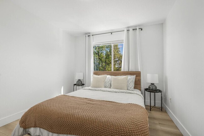 Building Photo - 3309 NE 42nd Pl