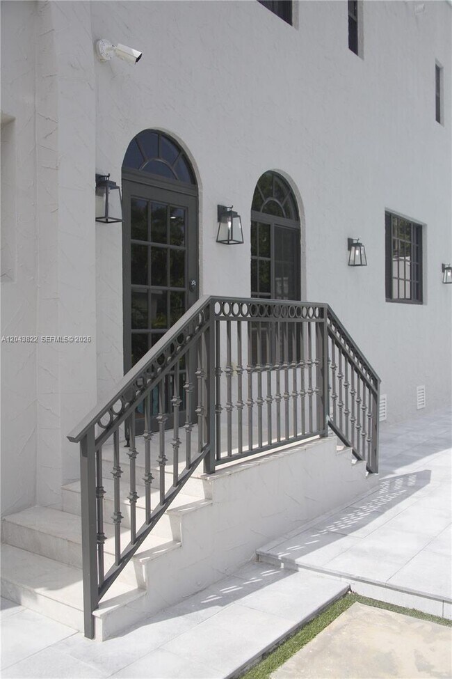 Building Photo - 1345 Hollywood Blvd