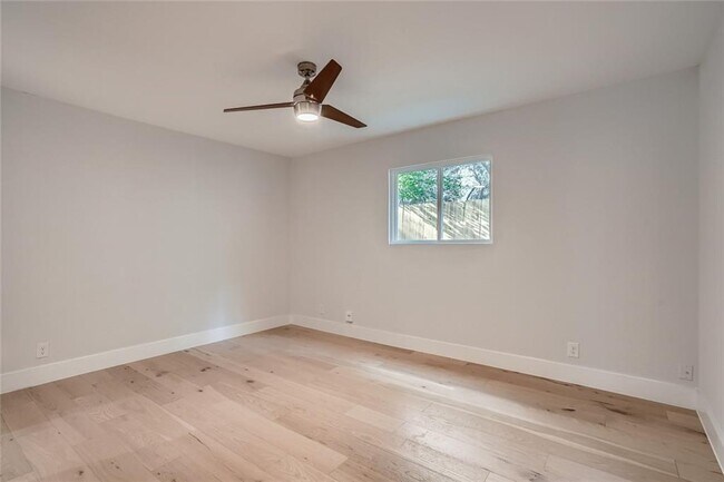 Building Photo - 6204 Shadow Valley Dr