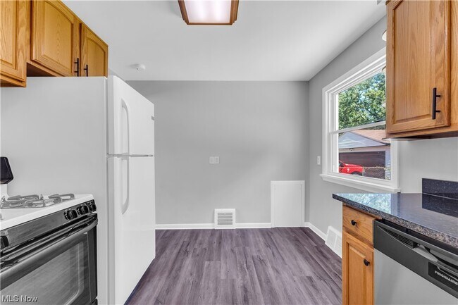 Building Photo - 923 E 218th St