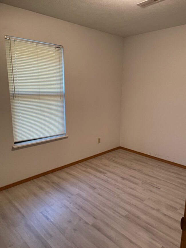 Building Photo - 400 block E Jackson