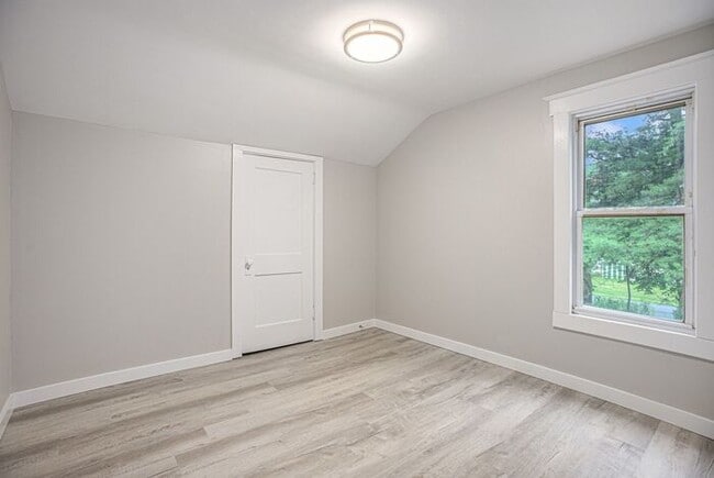 Building Photo - Fully Renovated 3 bed 2 bath home - Ask about our security deposit alternative!