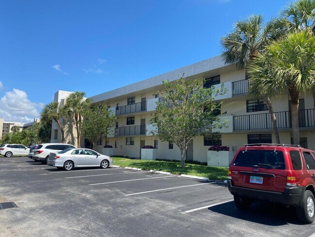 Building Photo - 2420 Deer Creek Country Club Blvd