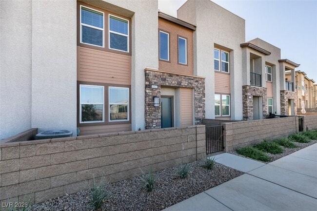 Building Photo - 302 Walsh Peak Ave