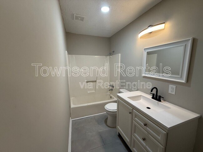 Building Photo - 807 Branson St