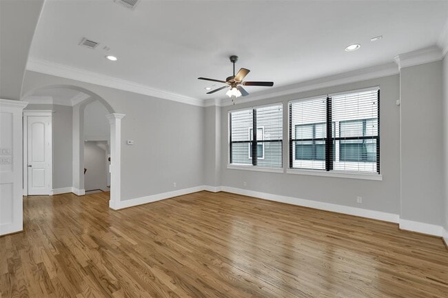 Building Photo - 910 W 20th St