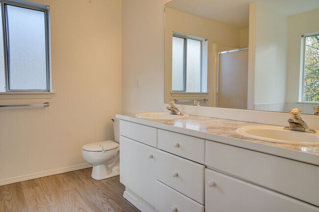 Building Photo - Renton Multi-level home