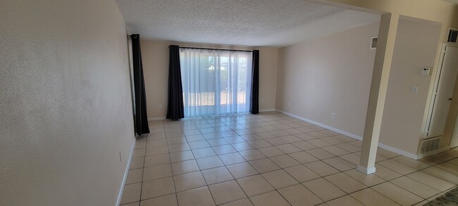 Building Photo - 3Bed/2Bath House w/1-Car Garage, Great Yar...