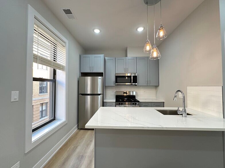 Building Photo - 442 W Belden Ave