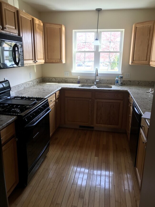 Building Photo - Beautiful State College townhouse available June!