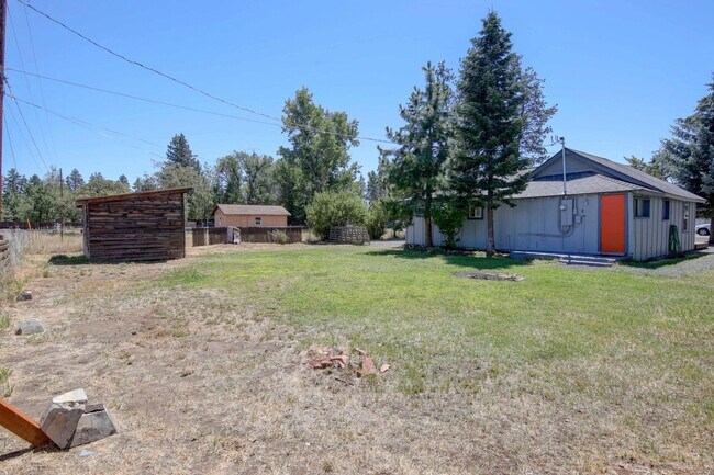 Building Photo - Crisp Remodeled 3-Bdr in Heart of Sisters! ***Move-in Special***