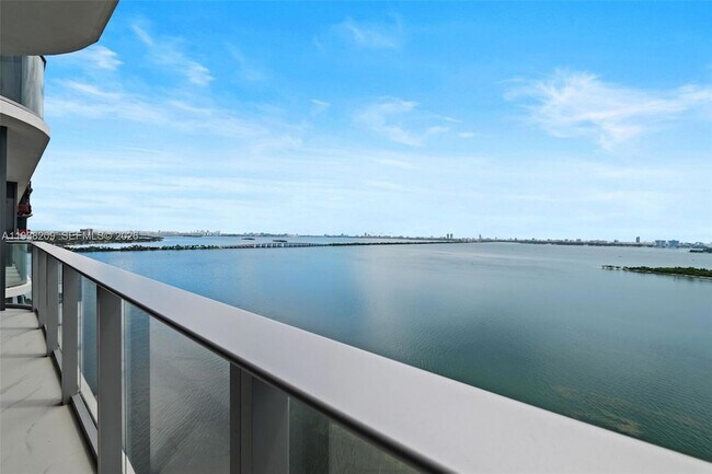 Building Photo - 700 NE 24th St