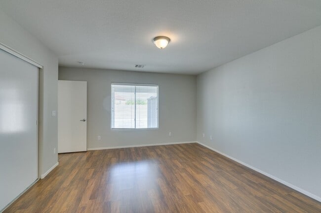 Building Photo - 2 bedroom + Den- Upgraded Flooring ready for immediate move in