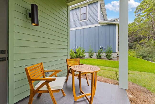 Building Photo - 68 Sarah St