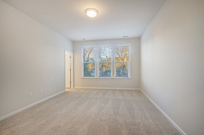 Building Photo - Gorgeous Town Home in Six Oaks