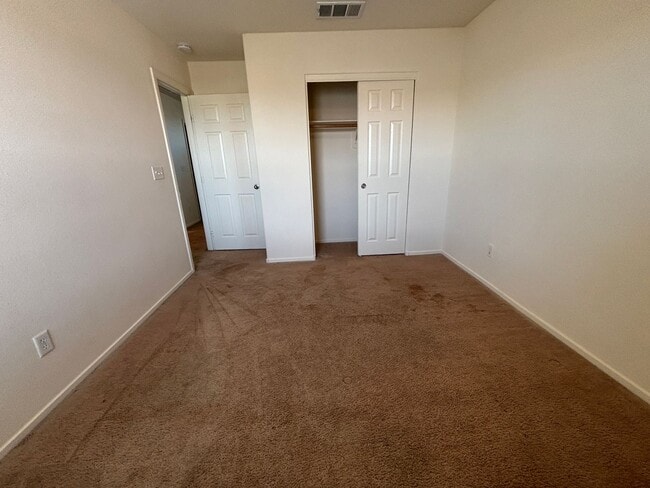 Building Photo - GUARD GATED 3 BED 2.5 BATH 2 CAR GARAGE TOWNHOUSE w/ 3 FLOORS