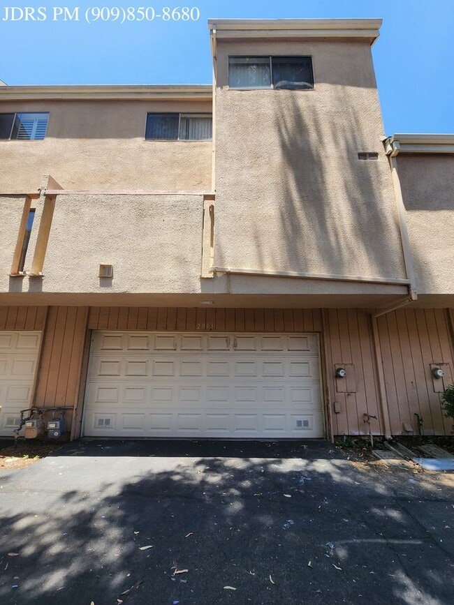 Building Photo - Fullerton 3 Bedroom Townhouse