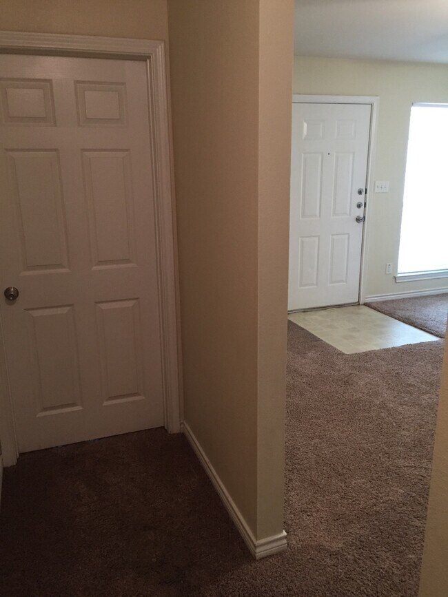 Building Photo - College Station. - 3 bedroom/3 bath Duplex, fenced in back yard, ready for an August 2026 move in.