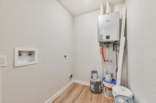 Building Photo - 706 Azalea St