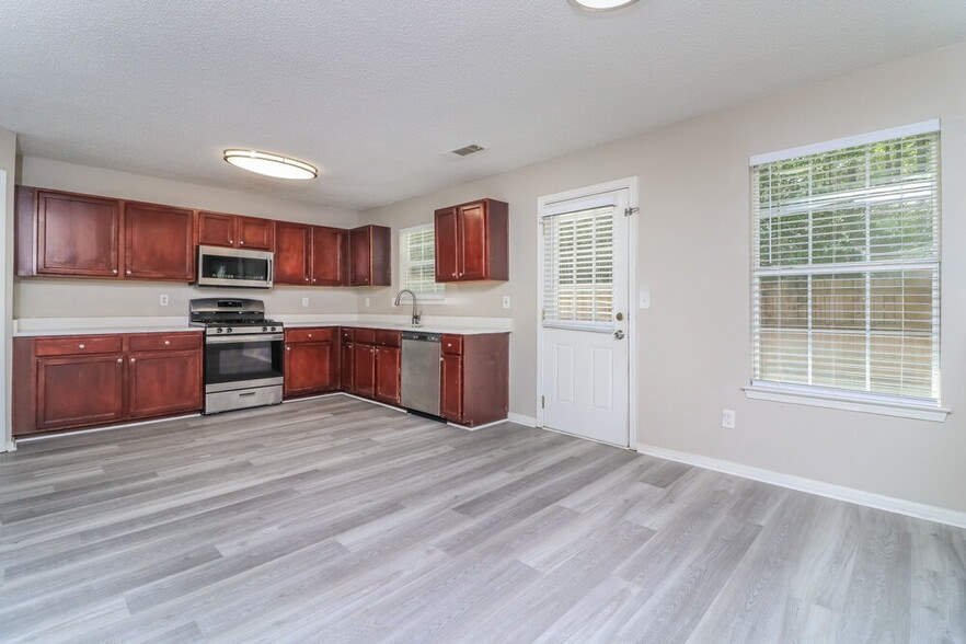 Building Photo - 166 Birchfield Way