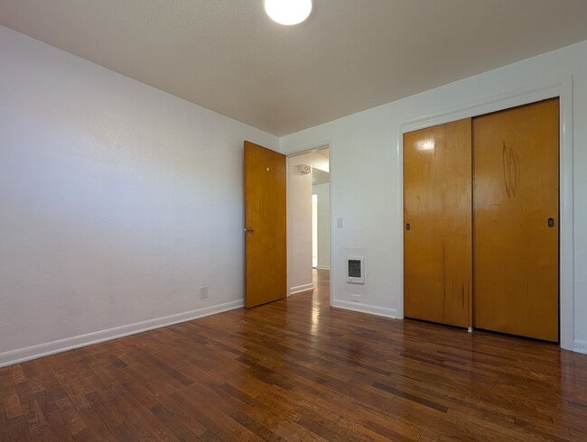 Building Photo - Spacious 2bd/1bth ~ w/ 1 Car Garage - Fantastic Location ~ Close to Everything!!
