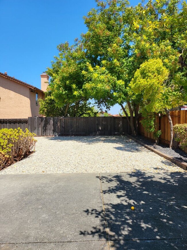 Building Photo - Two Story Home nestled in the Hills of Her...