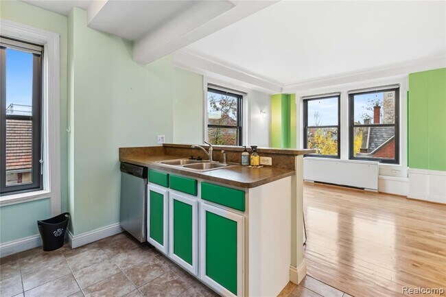 Building Photo - 15 E Kirby St