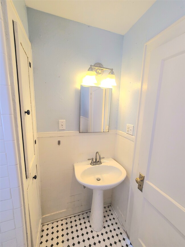 Building Photo - 1827 Fourcade St