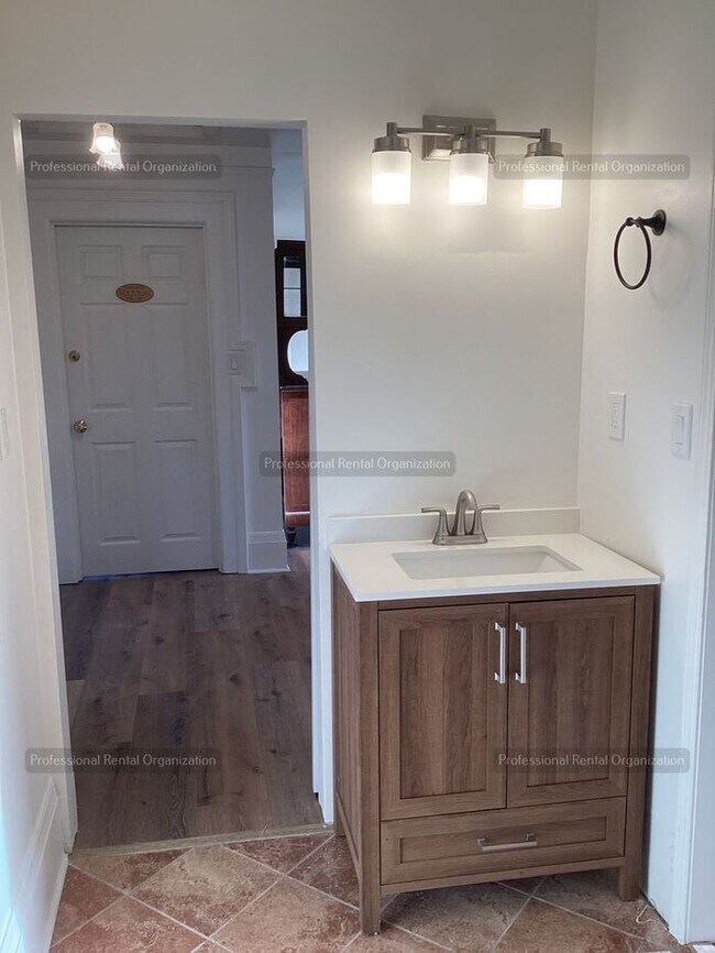 Building Photo - A price and views that can't be beat- Upper Flat with deck & expansive Vineyard and Sunset views