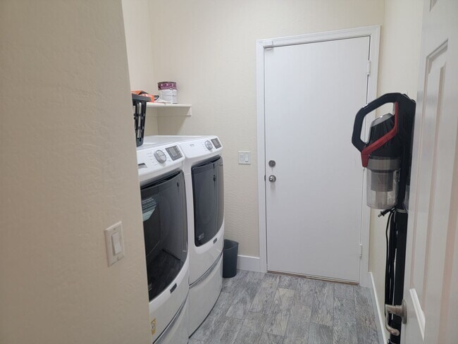 Building Photo - 3-Bedroom / 2-Bathroom Home with Attached ...