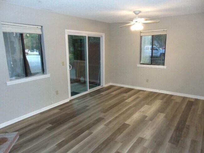 Building Photo - END UNIT TOWNHOME