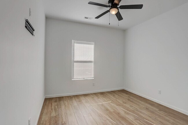 Building Photo - 918 Parkview Dr