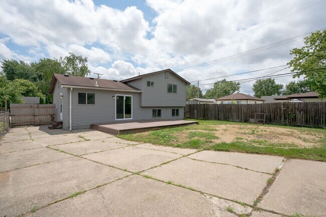 Building Photo - 15841 Dort St