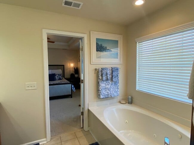 Building Photo - Beautifully Maintained Home in Prime Savannah Location