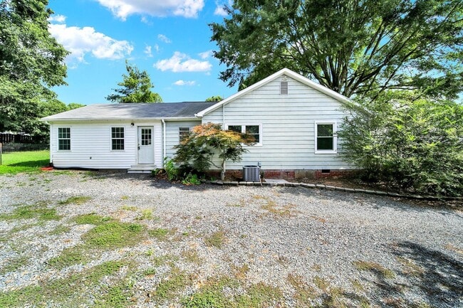 Building Photo - Wonderful Three Bed Two Bath Home in Stanf...