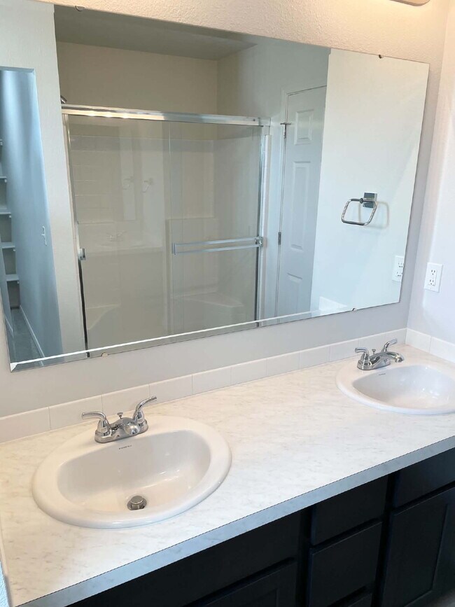 Building Photo - "Charming 3-Bed Oasis on East Drouillard Street with 2.5 Baths and 1470 Sq Ft in Nampa!"